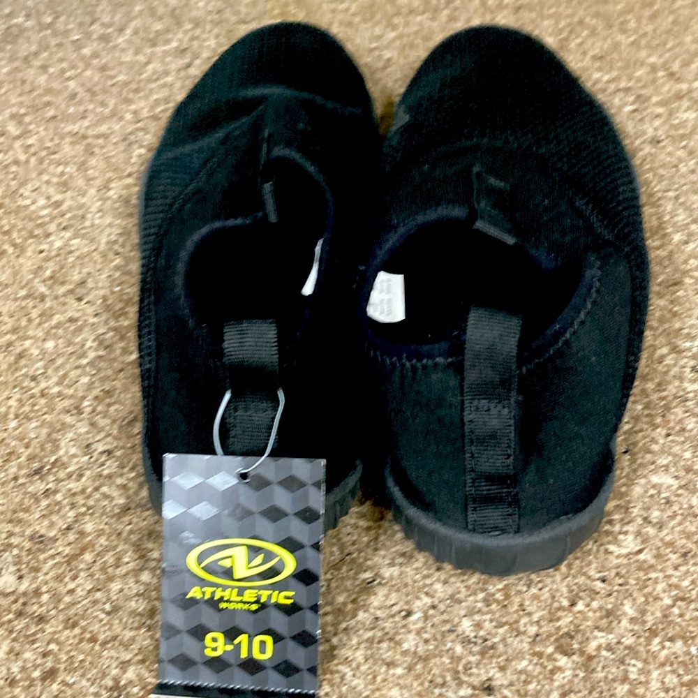 Easy off aqua shoes size men’s 9-10. Color black. Never been worn.